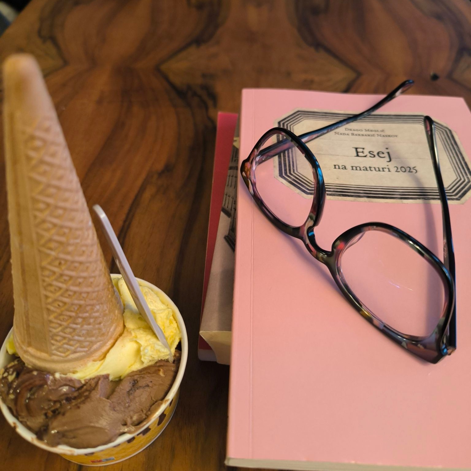 Priprave na maturitetni esej so vselej zabavne in hkrati zanimive. Danes so dijakinje poskrbele za dobro voljo vzgojiteljice že na začetku 🍨
Hvala punce, najboljše ste 🩷